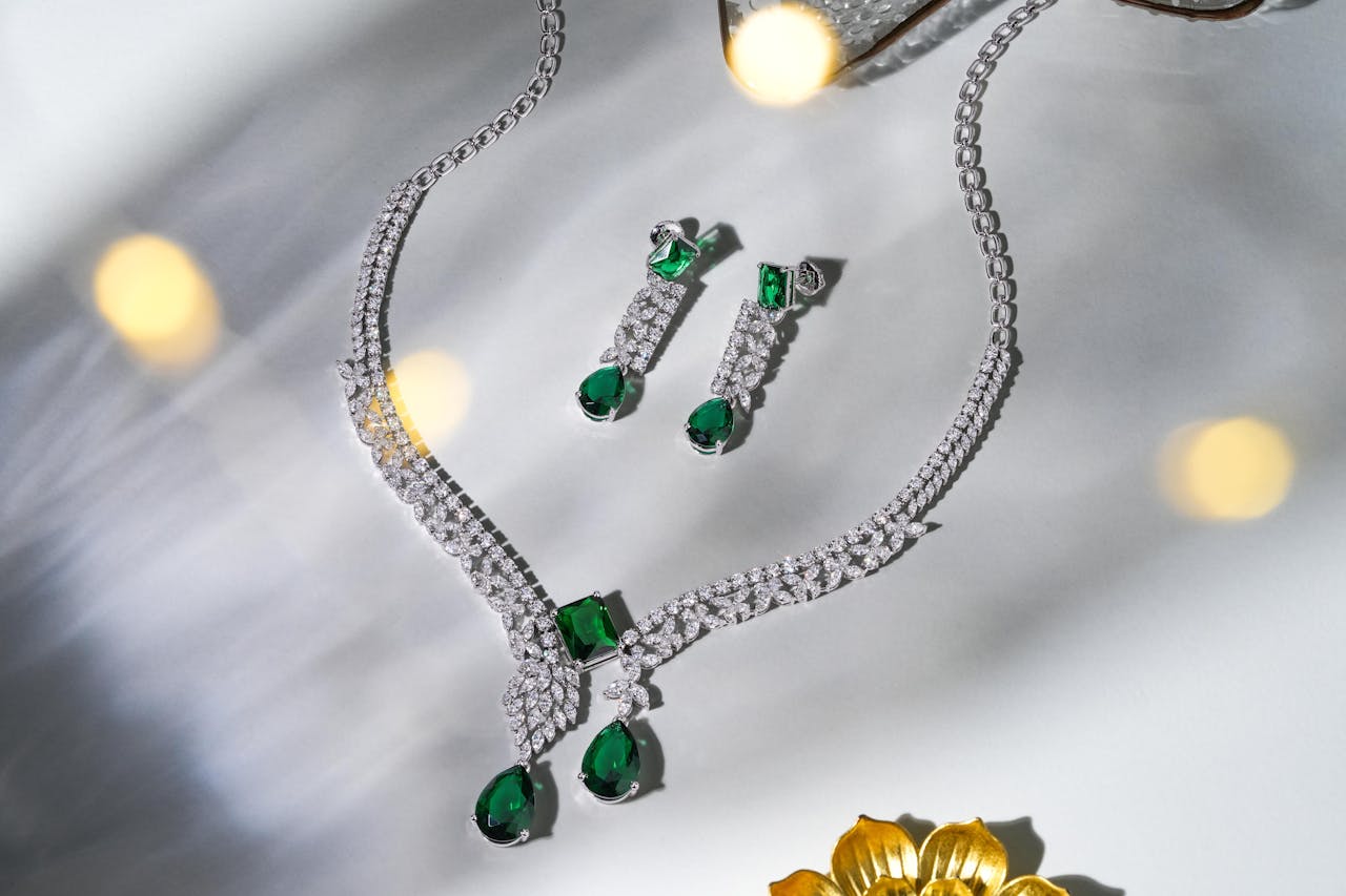 gallery-03 Luxurious diamond and emerald necklace set, perfect for festive occasions.